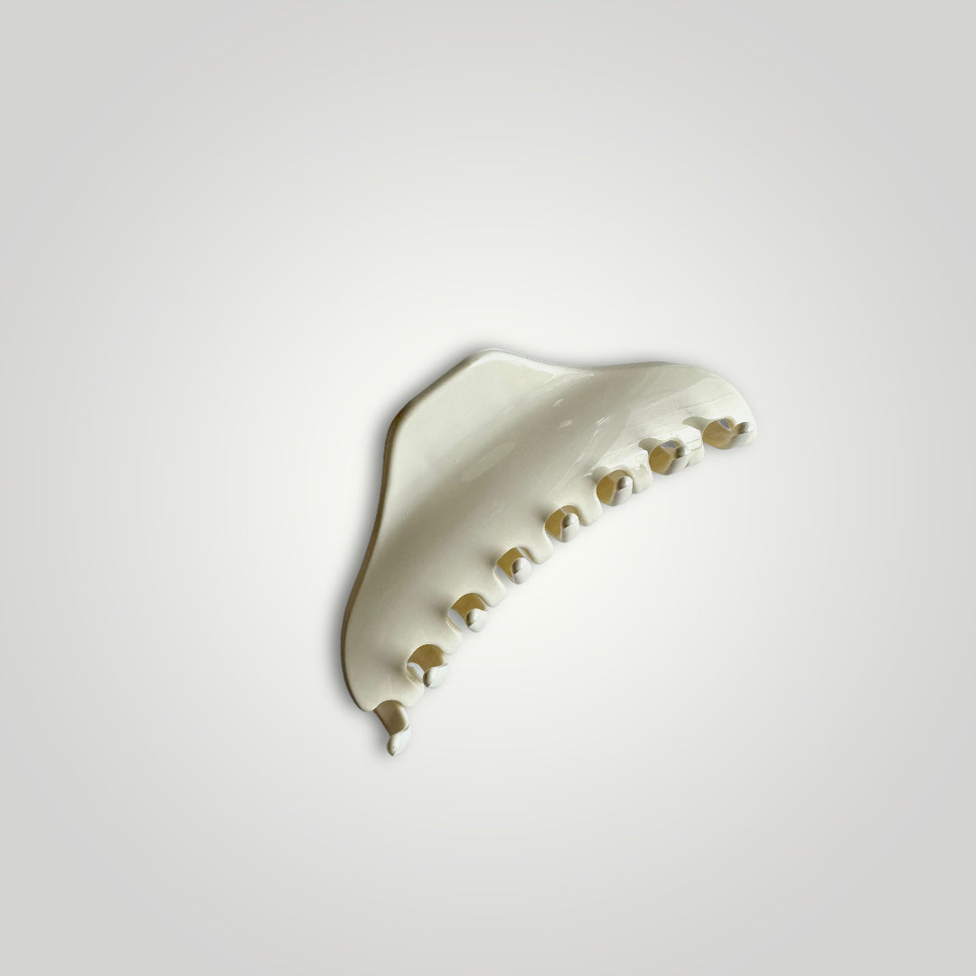 A sleek looking, light weight with strong grip acrylic claw clip. Color: Off White.