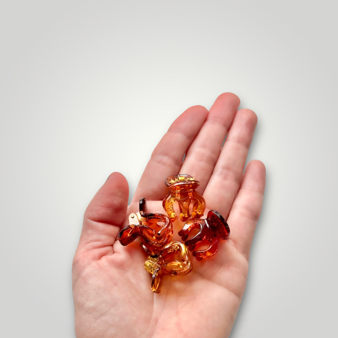 4 units of mini claw clips in retro. Colors: Amber and Dark Amber.
