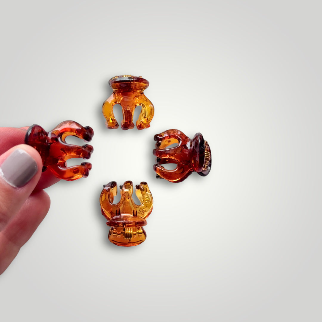 4 units of mini claw clips in retro. Colors: Amber and Dark Amber.