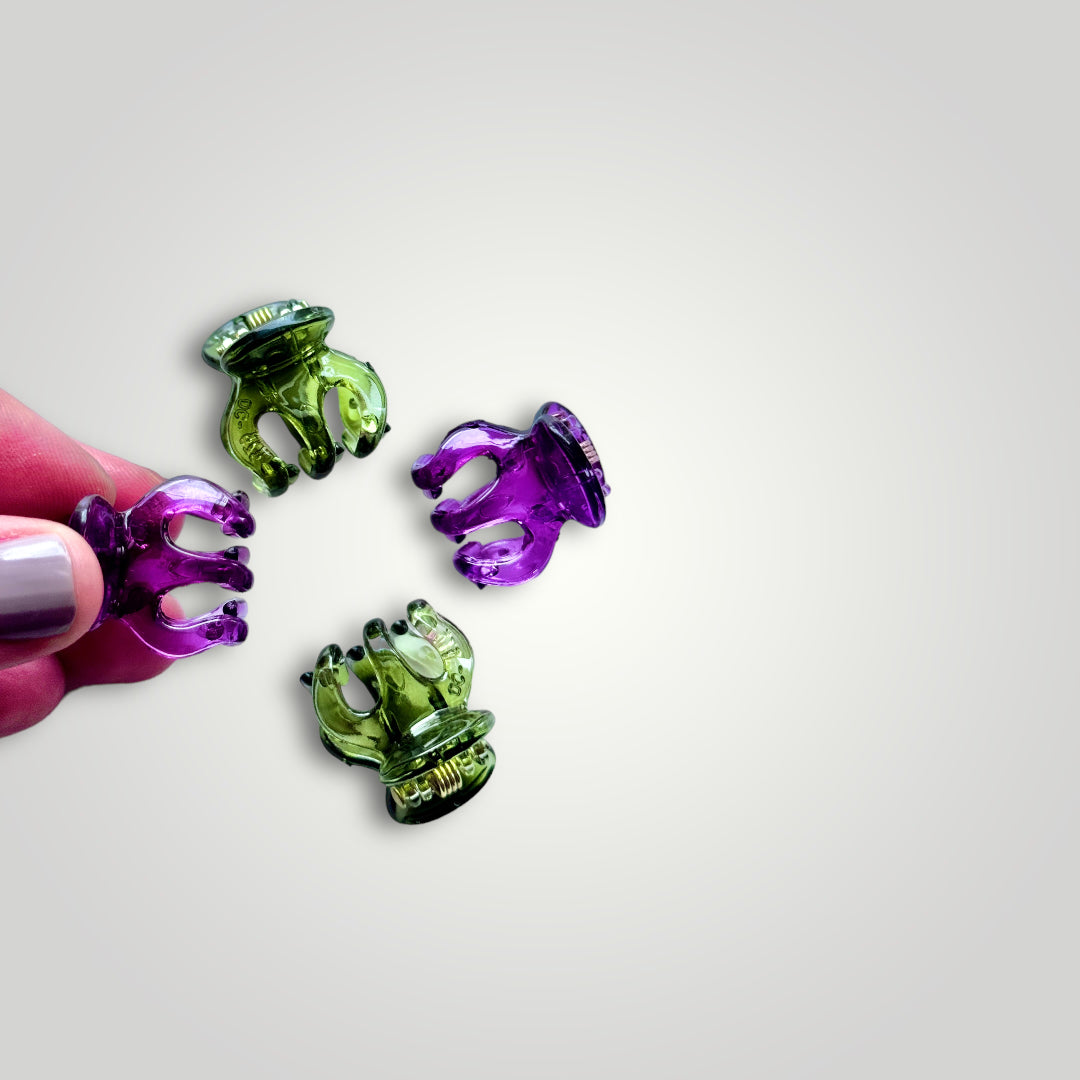 4 units of mini claw clips in retro. Colors: Olive Green and Grape.