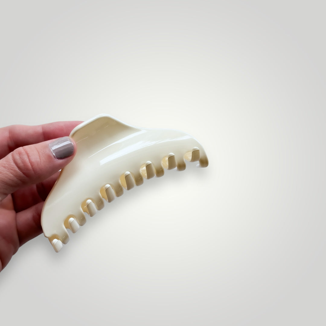 A sleek looking, light weight with strong grip acrylic claw clip. Color: Off White.