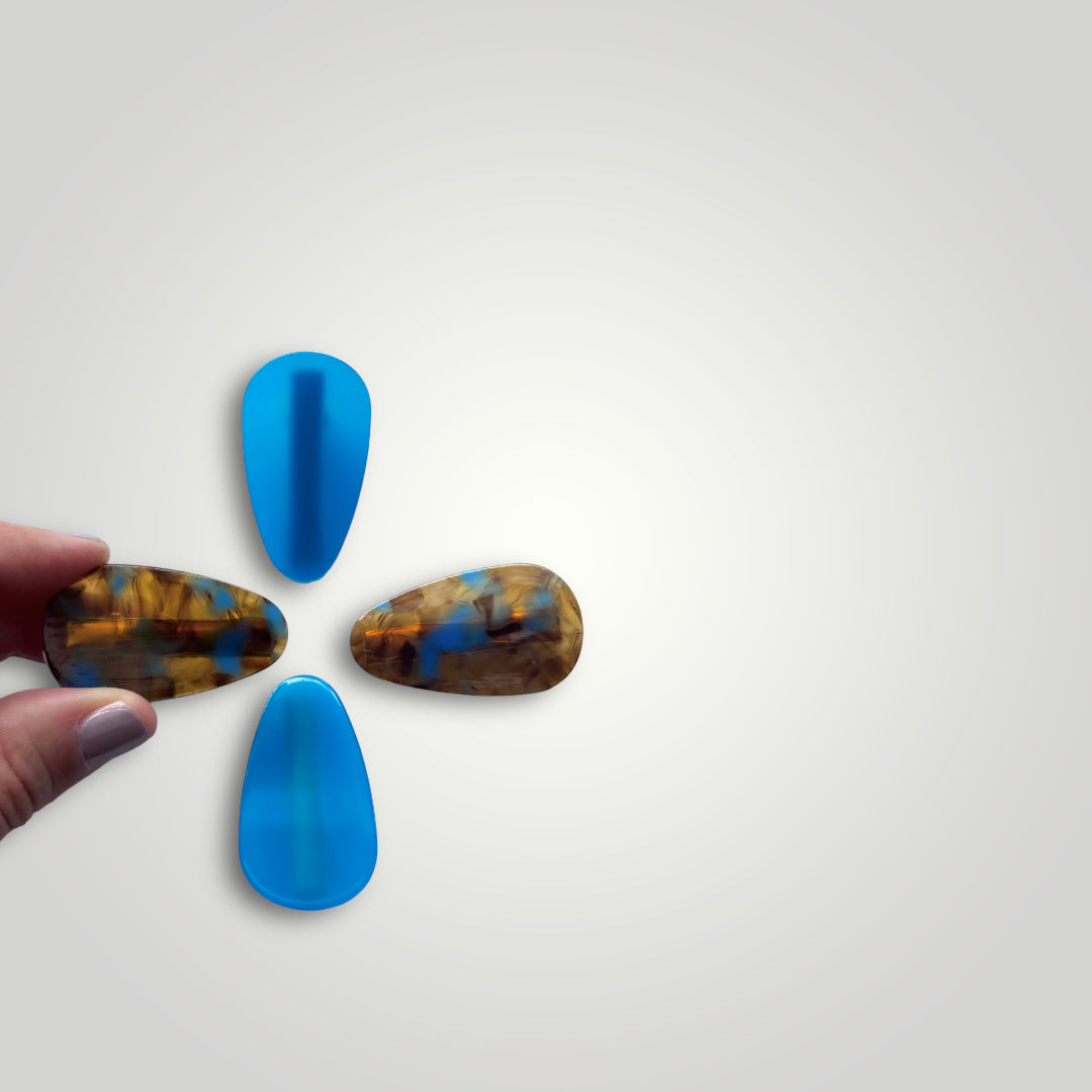 4 drop-shaped small clips, colors: Electric Blue and Brown with Blue.