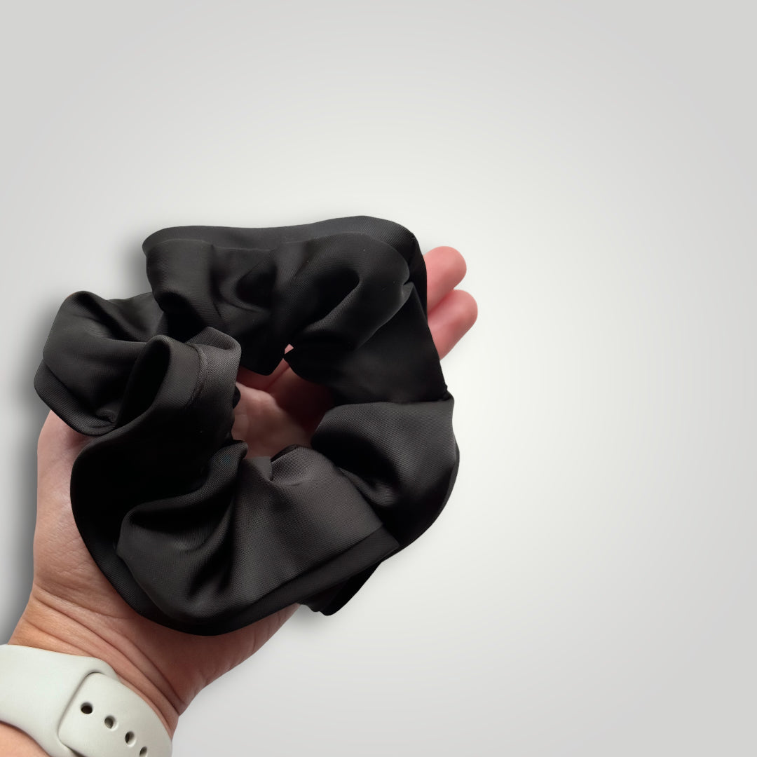 1 high end big scrunchie with rivetted borders. Color: black