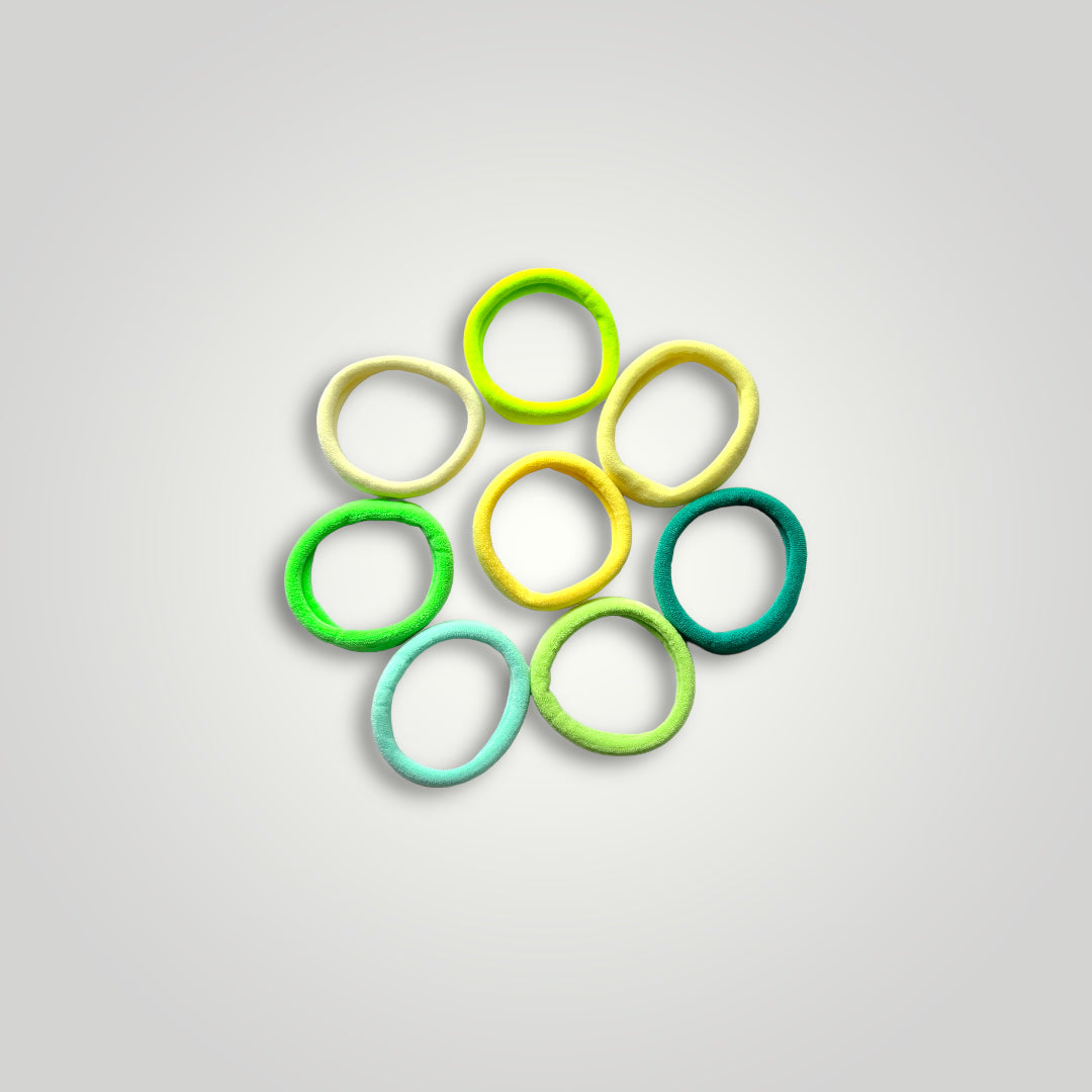 8 units of soft hair ties, 5cm diameter. Colors: Green to Yellow.