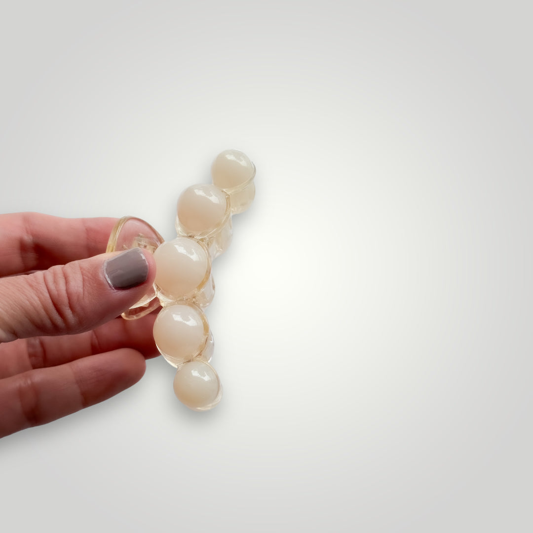 Small claw clip. Color: Ivory.