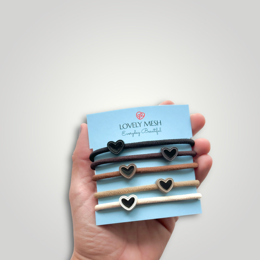 5 hair ties with little metallic black hearts. Colors: Off White, Beige, Light Brown, Brown and Black.