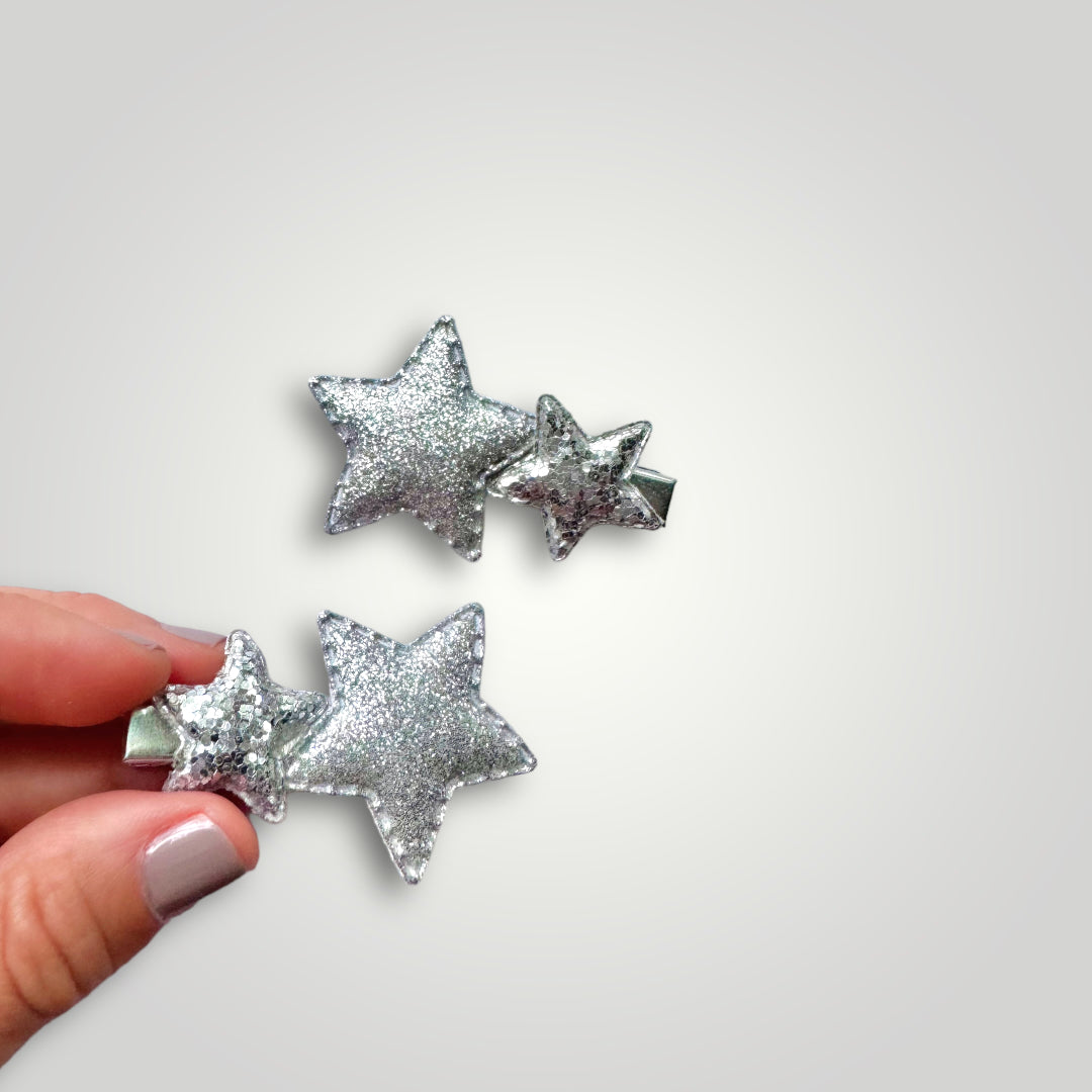 Pair of glittery starts with clip, colors: Silver.