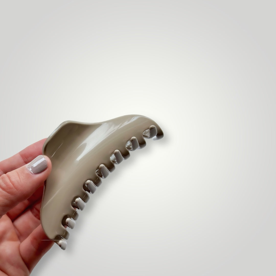 A sleek looking, light weight with strong grip acrylic claw clip. Color: Taupe.